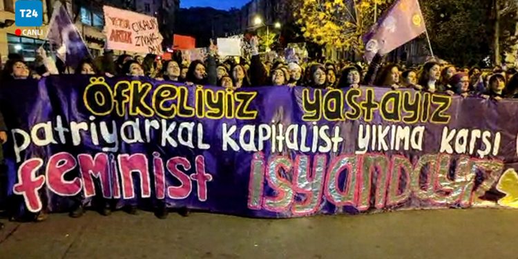 Engellemelere rağmen kadınlar 8 Mart yürüyüşü için toplanmaya başladı