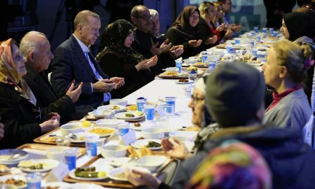Cumhurbaşkanı Recep Tayyip Erdoğan, İstanbul’da Büyükçekmece öğrenci yurdunda bulunan depremzedelerle iftarda bir araya geldi.