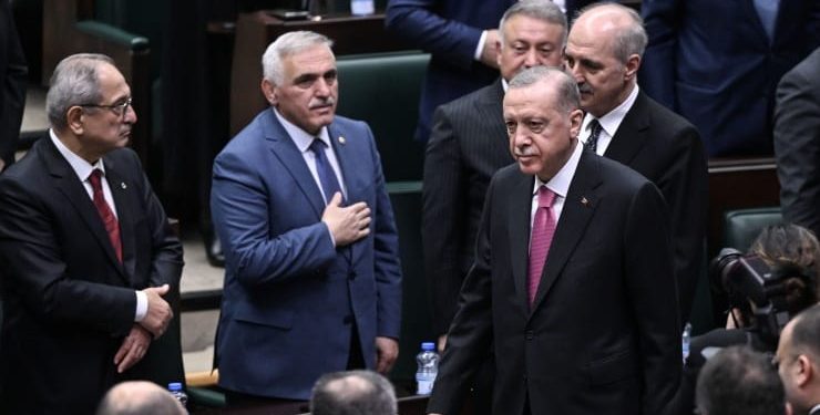 Cumhurbaşkanı Tayyip Erdoğan, nisanda elektrikte tüm abone gruplarında yüzde 15 indirime gidileceğini duyurdu. Sanayide kullanılan doğalgazda da yüzde 20 indirime gidilecek.