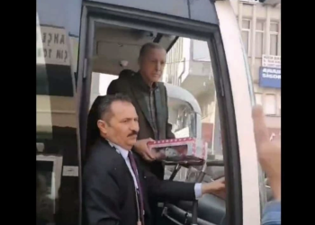 Erdoğan, otobüsten depremzedelere oyuncak fırlattı