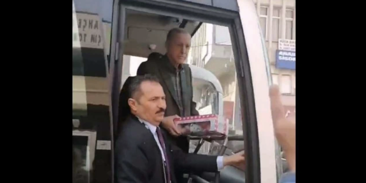 Erdoğan, otobüsten depremzedelere oyuncak fırlattı