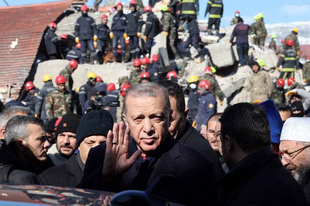 Erdoğan’dan depremzedelere ‘destek’: 11 ildeki hakaret davalarından vazgeçti