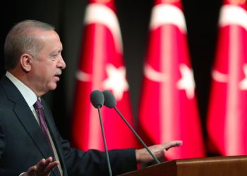 SOL Parti Genel Merkezi, Cumhurbaşkanı ve AKP Genel Başkanı Recep Tayyip Erdoğan’ın üçüncü dönem cumhurbaşkanlığı adaylığına ilişkin itiraz başvurusunda bulundu. Erdoğan’ın 2014 ve 2018’de cumhurbaşkanlığı seçilmesi ile anayasadaki iki dönemini tamamladığının belirtildiği itiraz dilekçesinde, referandum sonrasına ilişkin herhangi bir düzenleme olmadığına da işaret edildi.
