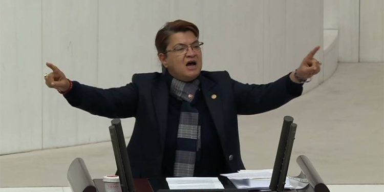 Cumhurbaşkanı ve AKP Genel Başkanı Recep Tayyip Erdoğan'ın isim vermeden hedef aldığı CHP Hatay Milletvekili Suzan Şahin, "Deprem bölgelerinde yaşayanlar biliyor neyin ne olduğunu. Cumhurbaşkanı'nın sözlerini halkımın vicdanına bırakıyorum. İncinen incinsin! Bunlarla uğraşacak zamanım yok. Kim doğru kim yanlış takdir halkımızındır" dedi.