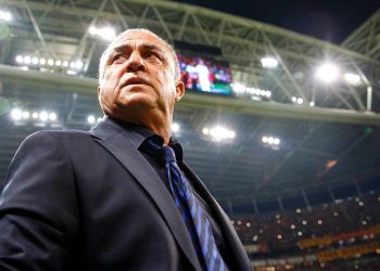 Fatih Terim'in imzalı formasını, Fenerbahçe kongre üyesi aldı