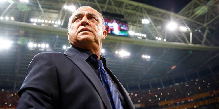 Fatih Terim'in imzalı formasını, Fenerbahçe kongre üyesi aldı