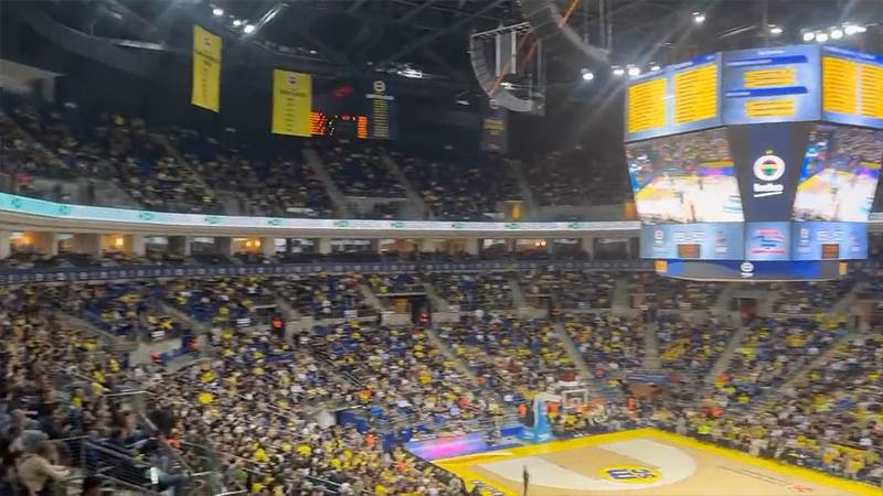 Fenerbahçe'nin Euro League'de Virtus Bologna'yla karşılaştığı basketbol maçında 'hükümet istifa' sloganı atıldı.