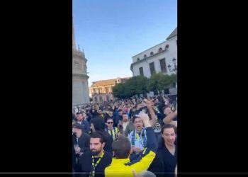 Fenerbahçe taraftarları Sevilla’da aynı sloganı attı: “Yalan yalan yalan, dolan dolan dolan, 20 sene oldu, istifa ulan!”