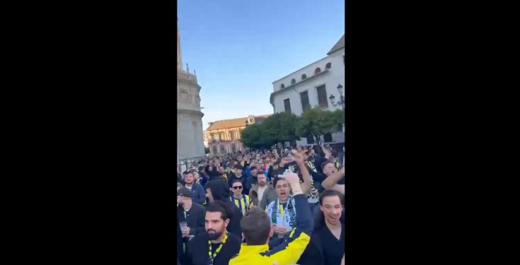 Fenerbahçe taraftarları Sevilla’da aynı sloganı attı: “Yalan yalan yalan, dolan dolan dolan, 20 sene oldu, istifa ulan!”