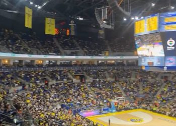 Fenerbahçe'nin Euro League'de Virtus Bologna'yla karşılaştığı basketbol maçında 'hükümet istifa' sloganı atıldı.