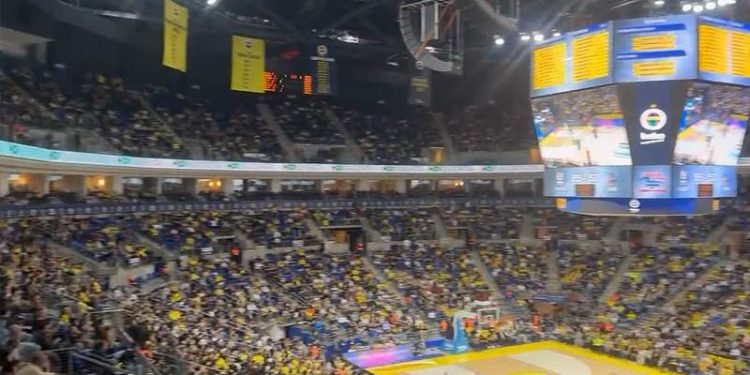 Fenerbahçe'nin Euro League'de Virtus Bologna'yla karşılaştığı basketbol maçında 'hükümet istifa' sloganı atıldı.