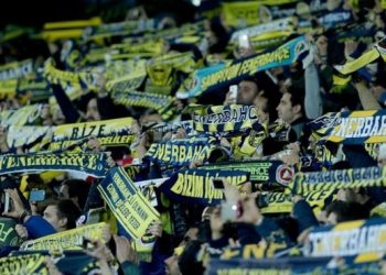 Fenerbahçe Spor Kulübü, “Hükümet istifa” sloganı attığı gerekçesiyle evine tebligat gönderilen taraftarlarına hukuki destek sağlayacak.