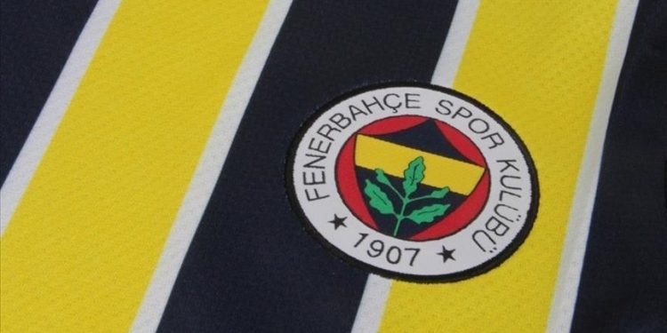 Fenerbahçe Kulübü, yaptığı sosyal medya paylaşımıyla Galatasaray Kulübüne göndermelerde bulunarak, “Lige devam ediyor muyuz, etmiyor muyuz?” sorusunu yöneltti.