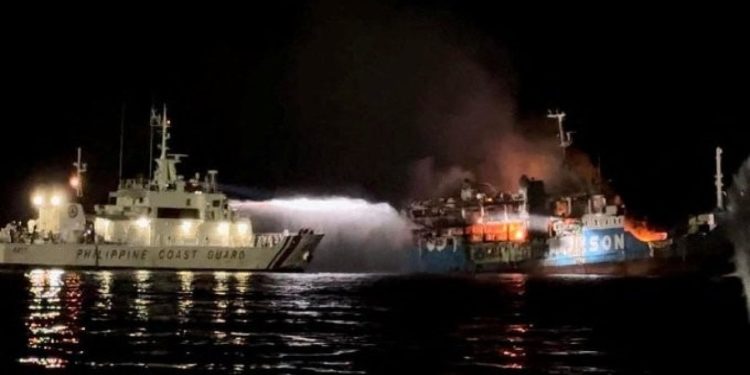 Filipinler'de yolcu teknesi yangını: En az 29 ölü