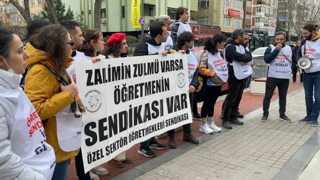 Final önünde protesto: Sendikaya üye olan öğretmen işten atıldı