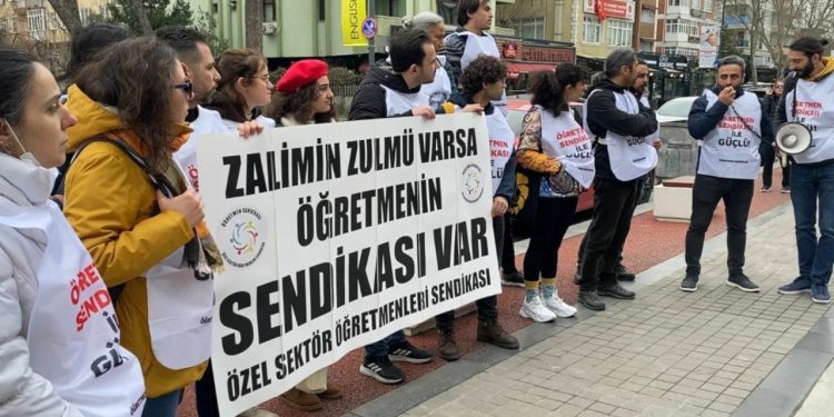 Final önünde protesto: Sendikaya üye olan öğretmen işten atıldı