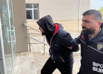 Sivas’ta oynanan UEFA Konferans Ligi karşılaşmasında Fiorentina futbolcusuna saldıran iki Sivasspor taraftarı tutuklandı.