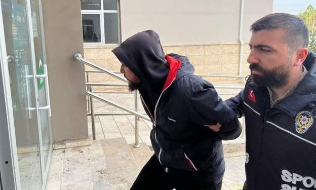 Sivas’ta oynanan UEFA Konferans Ligi karşılaşmasında Fiorentina futbolcusuna saldıran iki Sivasspor taraftarı tutuklandı.