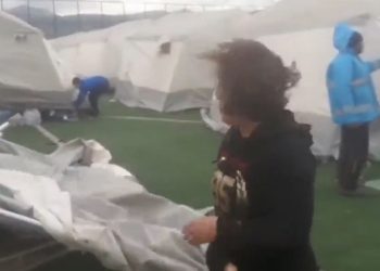 Fırtınada çadırlar uçtu, depremzedeler isyan etti