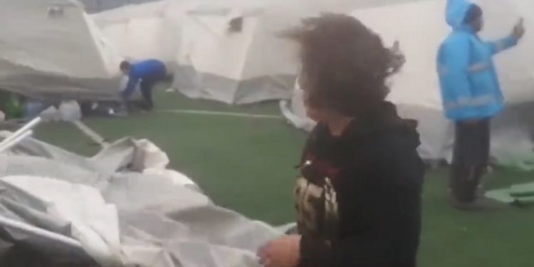 Fırtınada çadırlar uçtu, depremzedeler isyan etti