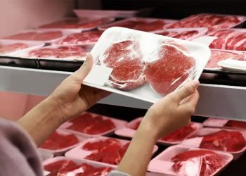 İstanbul Gıda ve İhtiyaç Maddeleri Perakendeciler Derneği (İstanbul PERDER) Yönetim Kurulu Başkanı Faruk Güzeldere, "İstanbul PERDER olarak, ramazan itibarıyla dana kıymanın kilogram fiyatını 190 TL'den, dana kuşbaşının kilogram fiyatını ise 210 TL'den satışa sunuyoruz. Böylece fiyatlarımızı hem geri çekmiş hem de sabitlemiş oluyoruz" dedi.