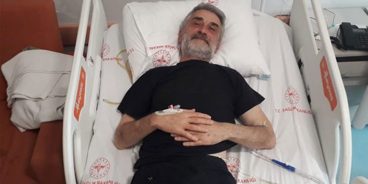 Fotoğrafçı Özcan Yaman hafriyat kamyonundan sarkan demir nedeniyle yaralandı