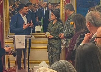 Fransa Senatosu'nda Newroz resepsiyonu: YPG ve YPJ komutanlarına onur madalyası verildi