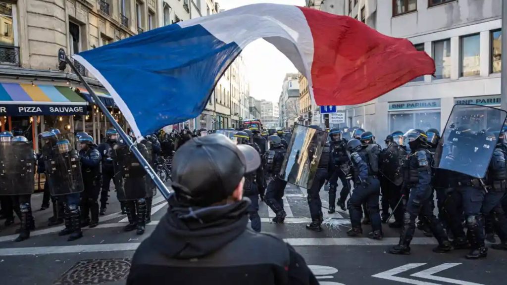 Fransa, protestolara karşı şiddete başvurmaktan vazgeçmeli