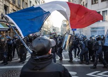 Fransa, protestolara karşı şiddete başvurmaktan vazgeçmeli