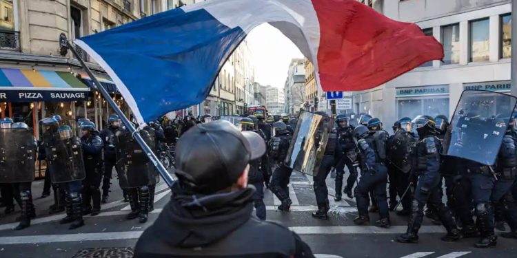 Fransa, protestolara karşı şiddete başvurmaktan vazgeçmeli