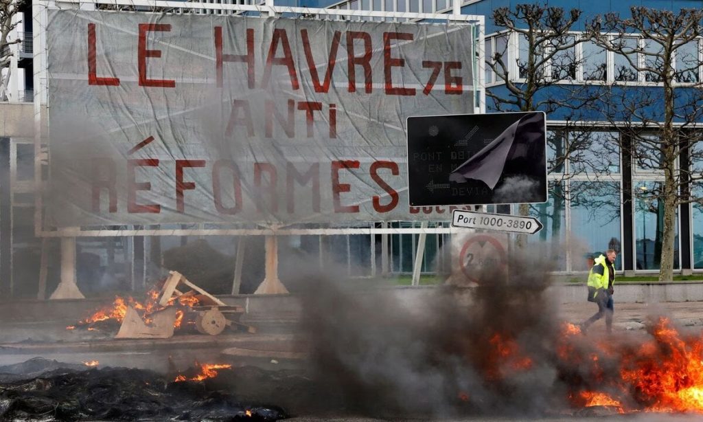 Fransa 'tek adam' rolüne soyunan Macron'a karşı ayakta: Grevler bugün de devam edecek