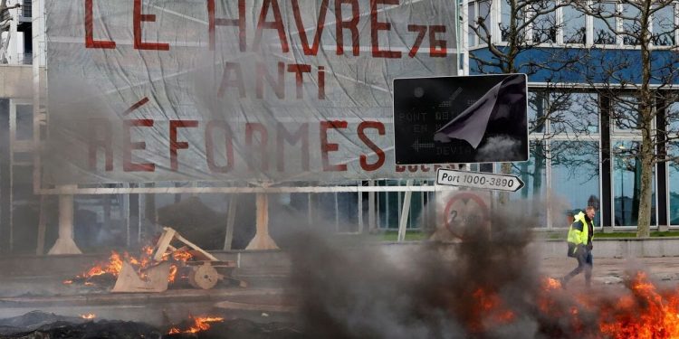 Fransa 'tek adam' rolüne soyunan Macron'a karşı ayakta: Grevler bugün de devam edecek