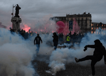 Fransa'da Macron'un emeklilik reformuna karşı eylemler büyüyerek sürüyor