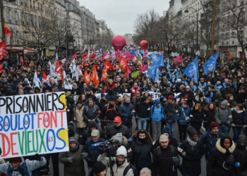 Fransa'da Senato, eylemlere neden olan emeklilik reformunu kabul etti