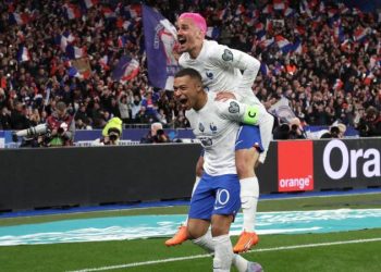 Fransa'da da siyaset statlarda: Tribünlerden hükûmet istifa sesleri