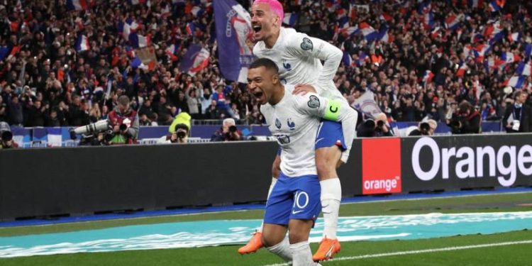 Fransa'da da siyaset statlarda: Tribünlerden hükûmet istifa sesleri