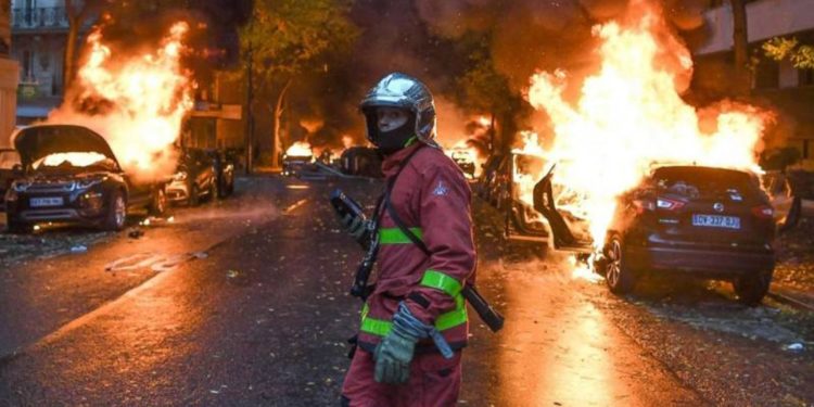 Fransa'da emeklilik reformu protestosunda 120 kişi gözaltına alındı