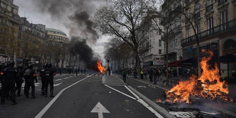 Fransa'da emeklilik reformuna karşı 1 milyondan fazla kişi sokağa indi