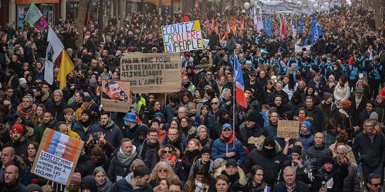 Fransa'da hükümet tartışmalı emeklilik reformunun oylanmadan geçirilmesi için anayasal yetkisini kullandı