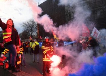 Fransa'da hükümetin Meclis onayı olmadan emeklilik reformunu geçirme kararına tepkiler büyüyor; protestolarda 300'den fazla gözaltı