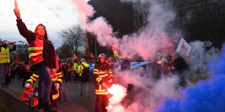 Fransa'da hükümetin Meclis onayı olmadan emeklilik reformunu geçirme kararına tepkiler büyüyor; protestolarda 300'den fazla gözaltı