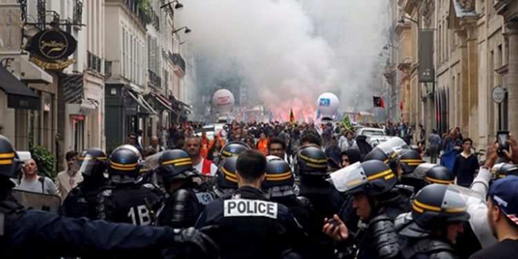 Fransa'da polis müdahalesiyle göstericinin parmağının koptuğu iddia edildi