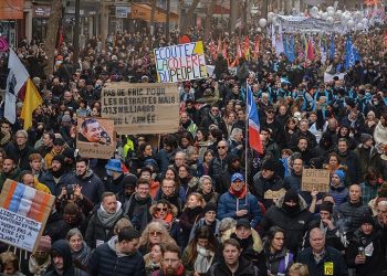 Fransa'da protestolara neden olan emeklilik reformu Senato'da kabul edildi