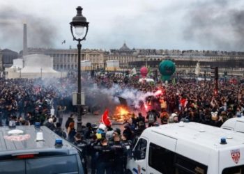 Fransa'da tartışma yaratan emeklilik reformu kabul edildi