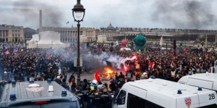 Fransa'da tartışma yaratan emeklilik reformu kabul edildi