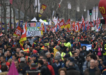 Fransa'da tartışmalı reform onaylandı