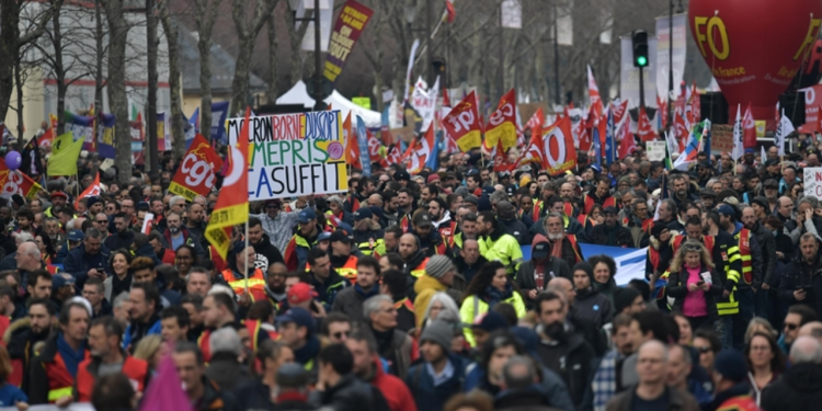 Fransa'da tartışmalı reform onaylandı