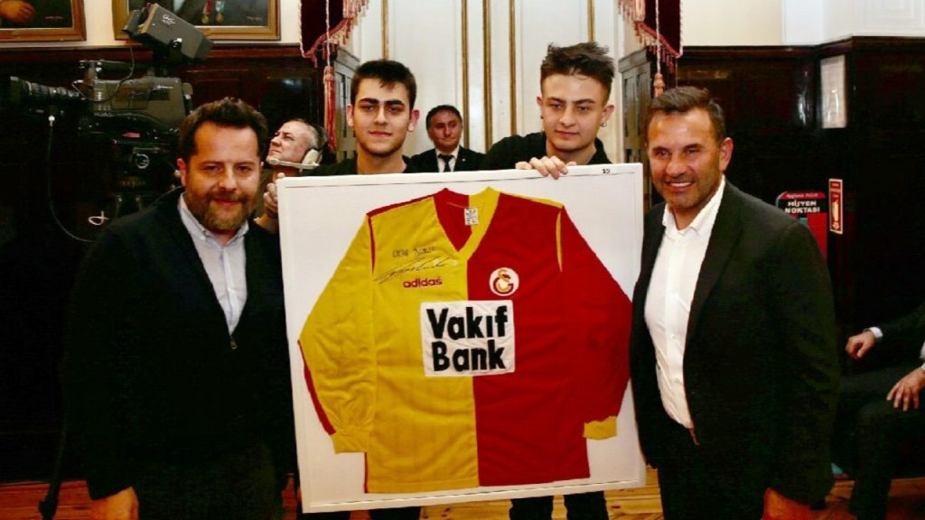 Galatasaray'da tarihi gece: Müzayedede 17 milyon 780 bin toplandı, Okan Buruk'un forması rekor fiyata satıldı