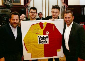 Galatasaray'da tarihi gece: Müzayedede 17 milyon 780 bin toplandı, Okan Buruk'un forması rekor fiyata satıldı