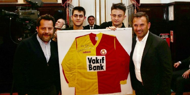 Galatasaray'da tarihi gece: Müzayedede 17 milyon 780 bin toplandı, Okan Buruk'un forması rekor fiyata satıldı